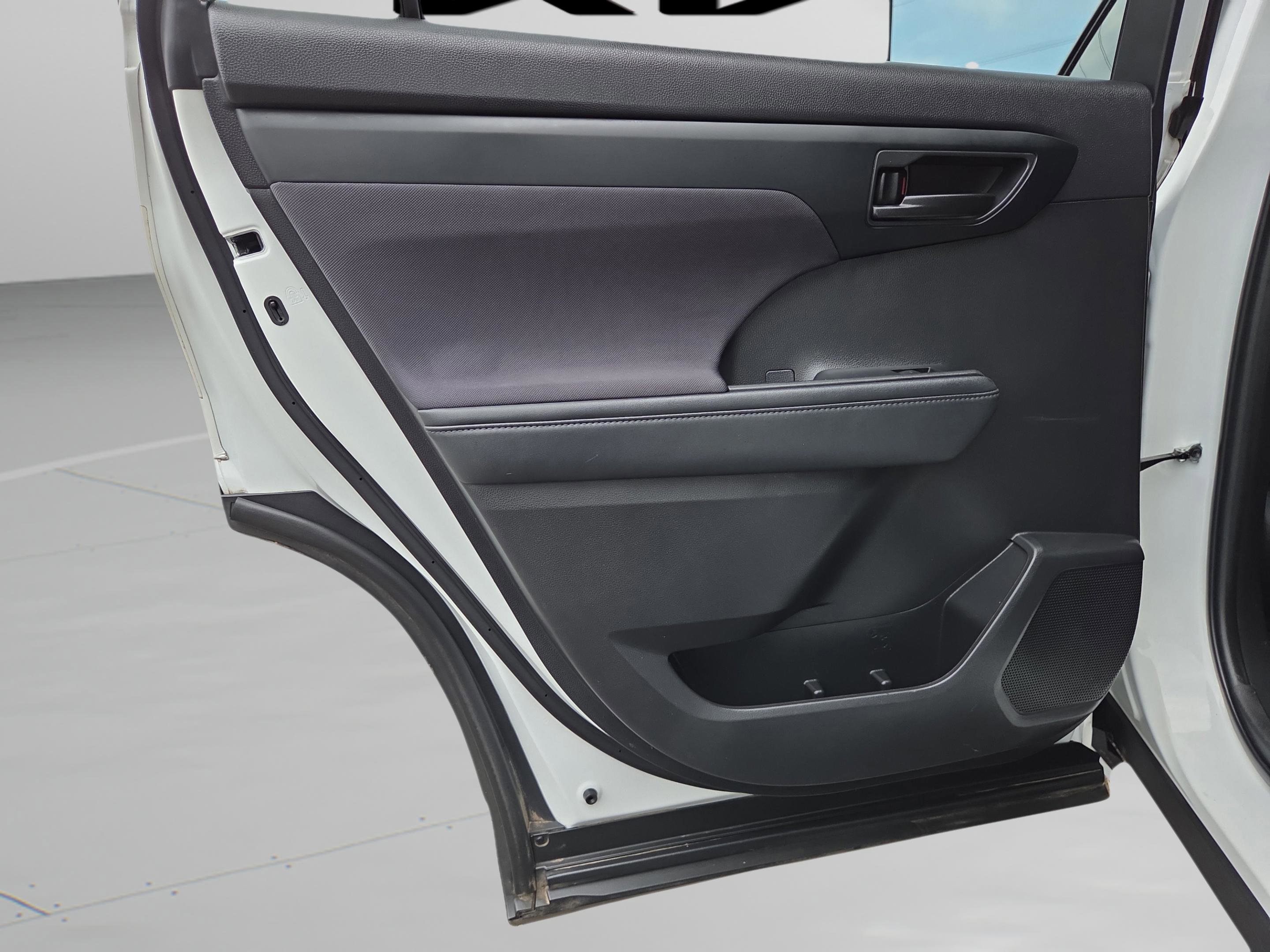 Used 2022 Toyota Highlander L image 34