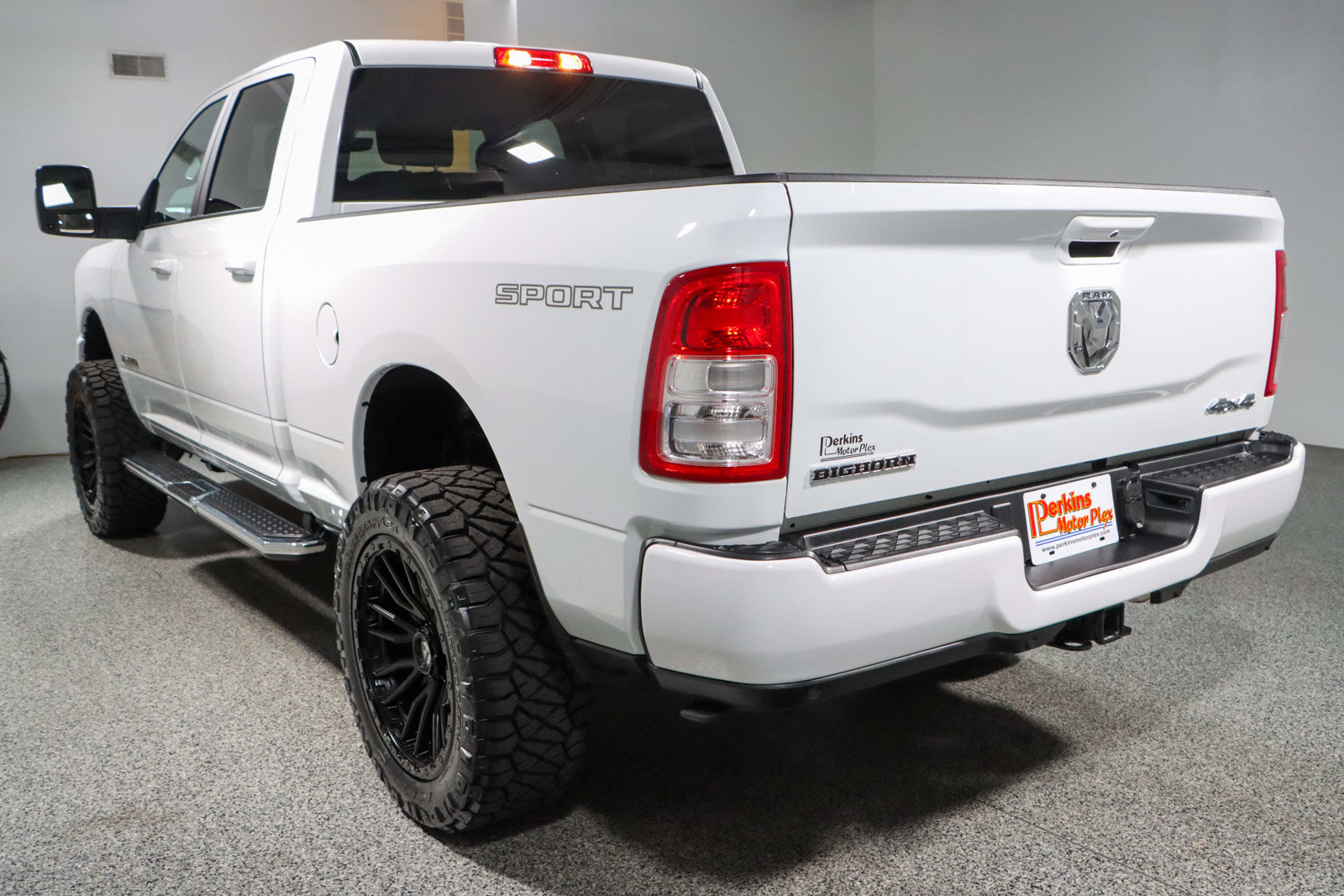 Used 2024 RAM 2500 Big Horn w/ Sport Appearance Package image 9