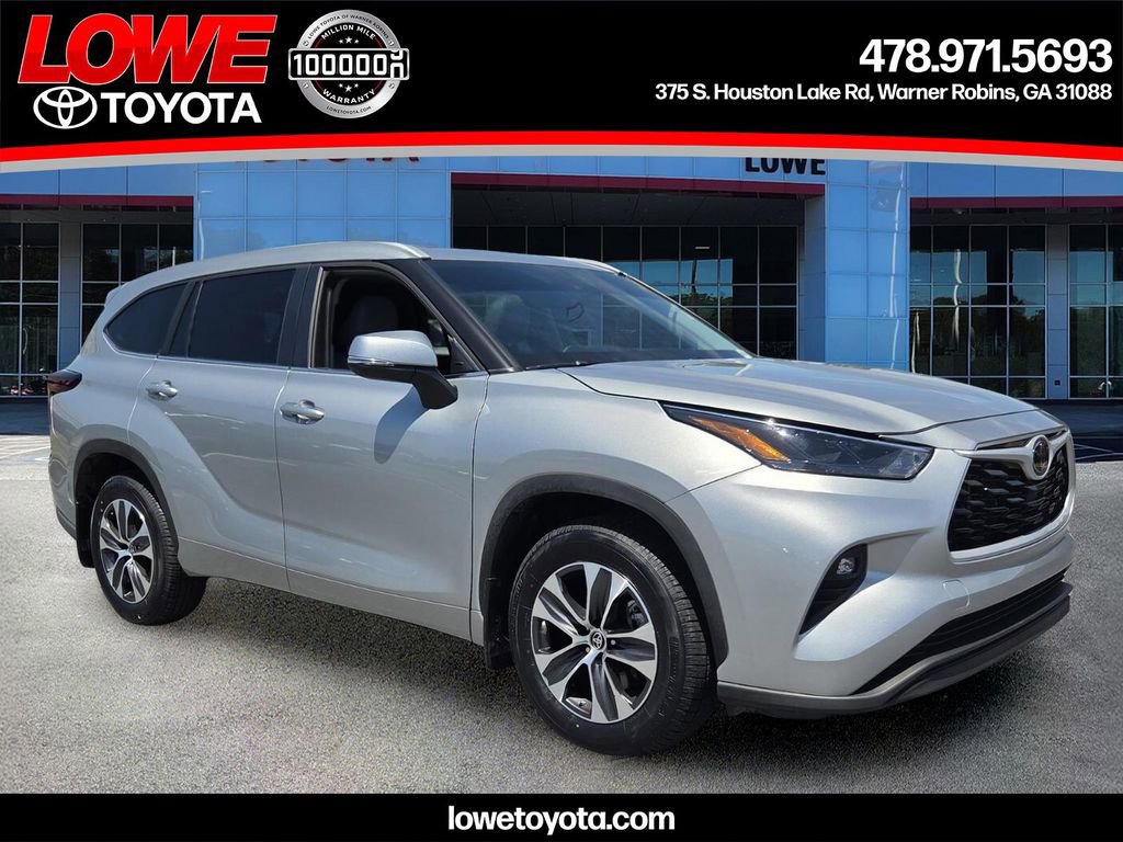 Certified 2024 Toyota Highlander XLE FWD image 1
