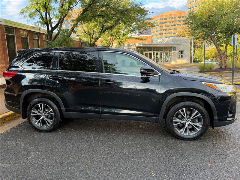 Used 2019 Toyota Highlander LE AWD/4WD image 6