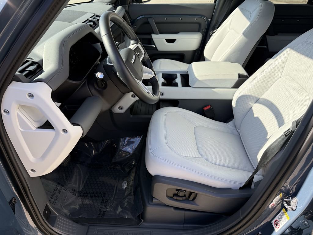 Used 2025 Land Rover Defender 110 X-Dynamic SE image 12