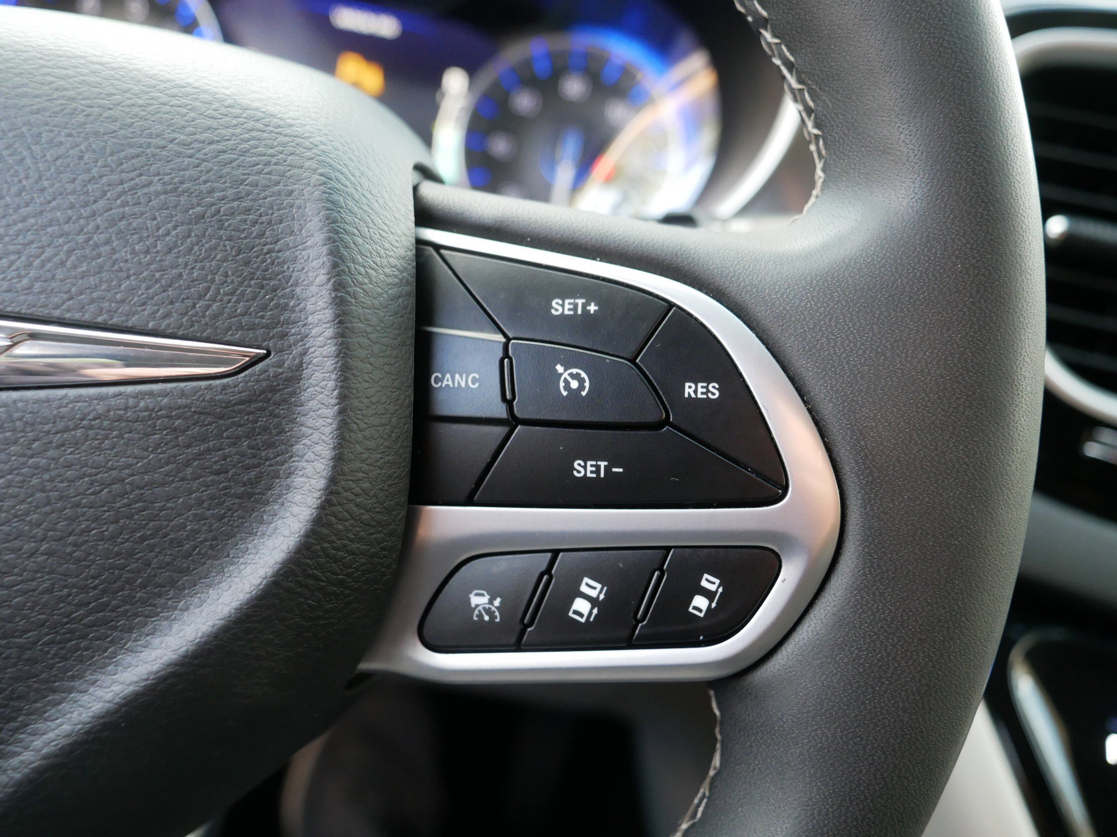 Used 2023 Chrysler Pacifica Touring-L FWD image 29