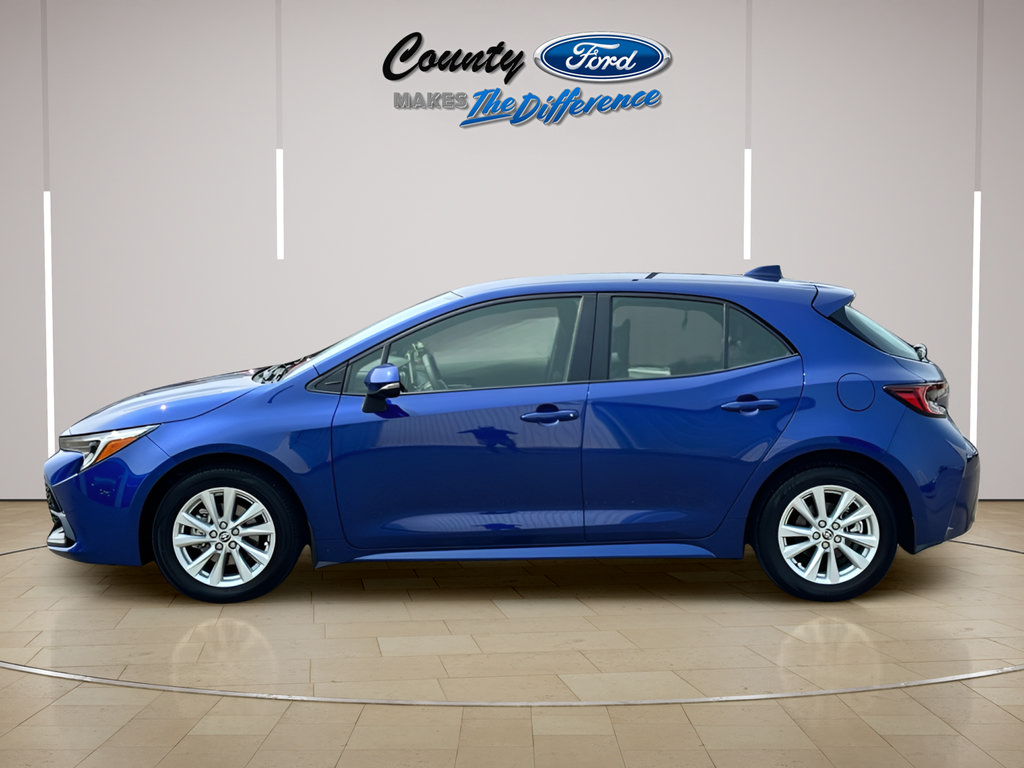 Used 2025 Toyota Corolla SE w/ SE Package FWD image 3