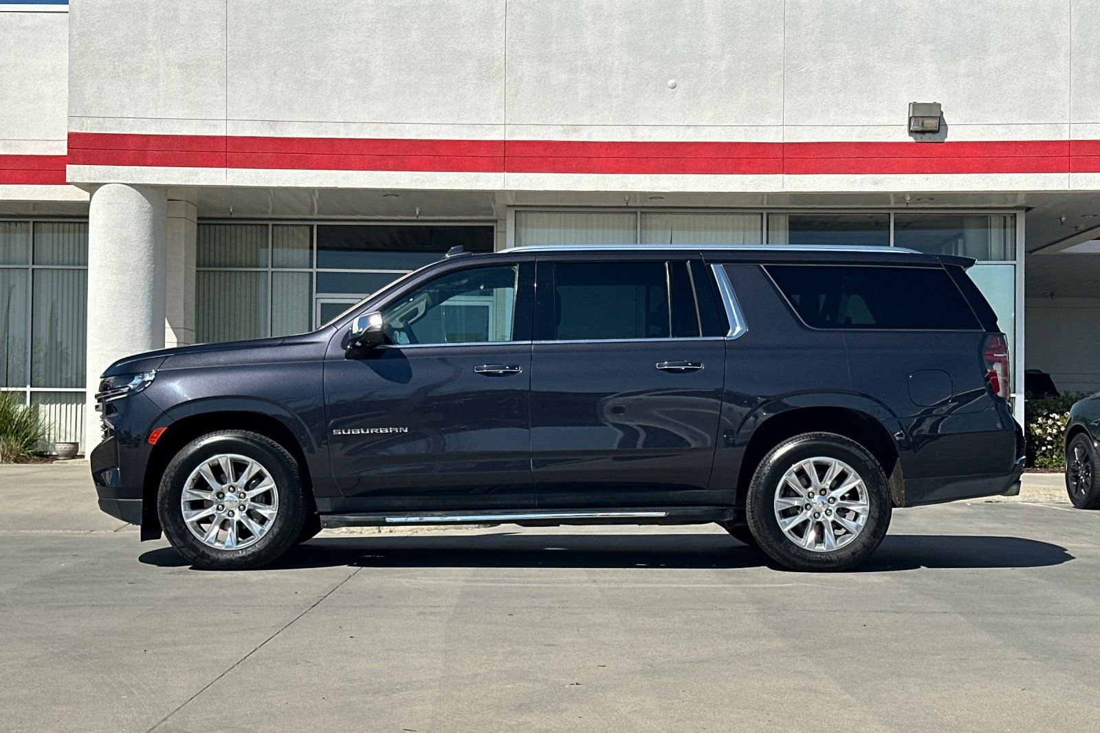 Used 2023 Chevrolet Suburban Premier image 3