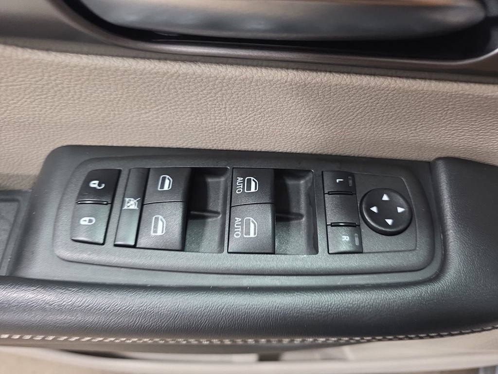 Used 2023 Chrysler Pacifica Touring-L image 28