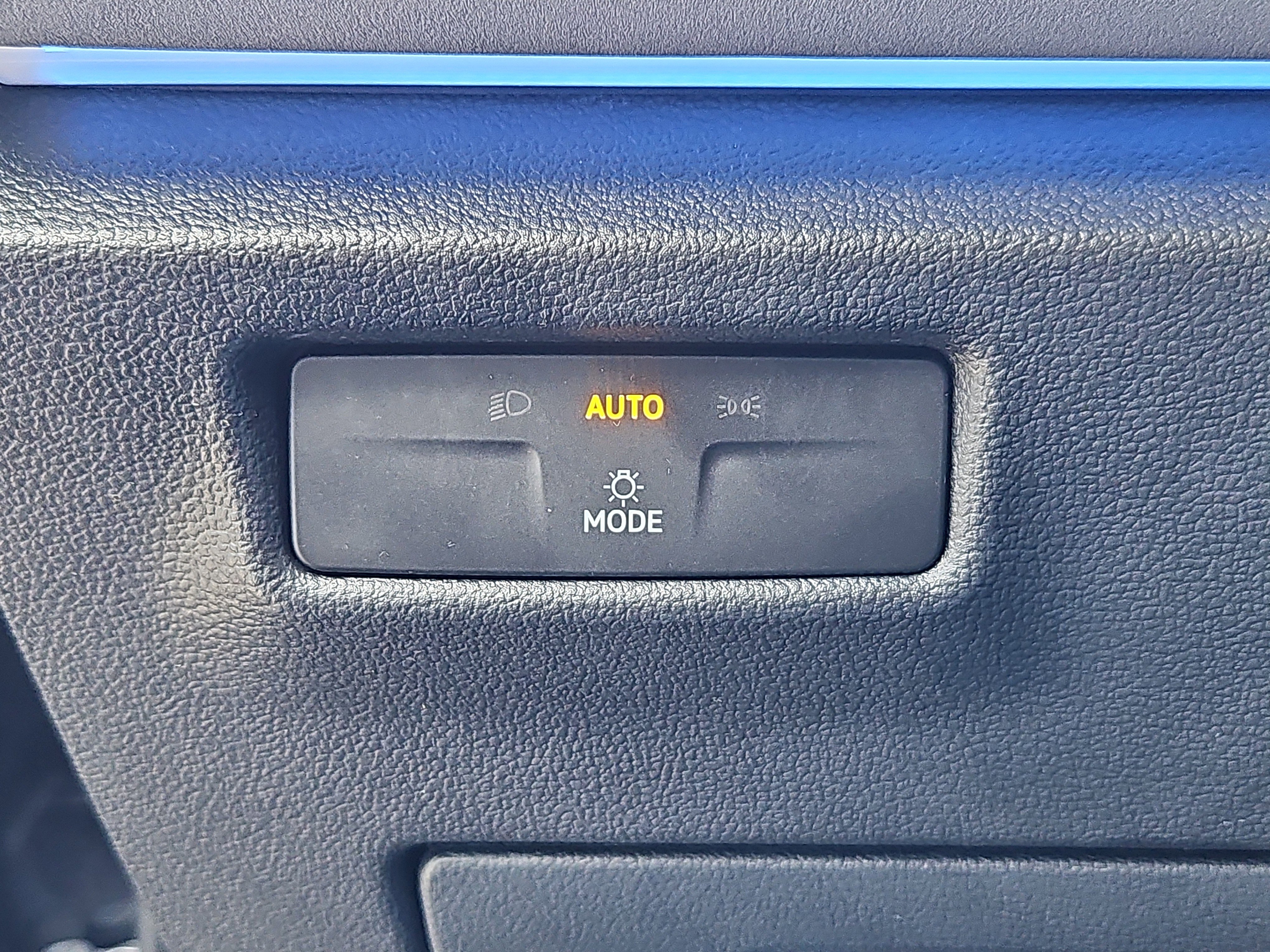 Used 2025 Volkswagen Tiguan SE image 9