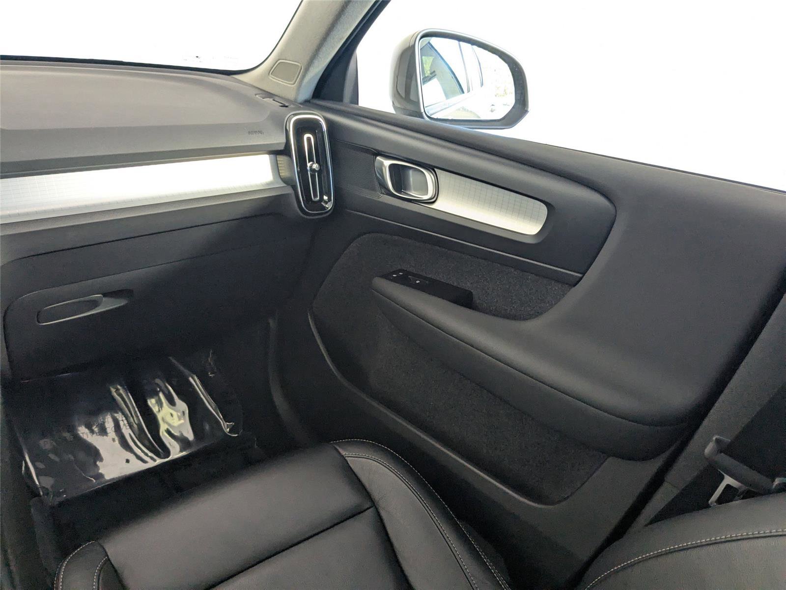 Used 2022 Volvo XC40 T5 Momentum image 35