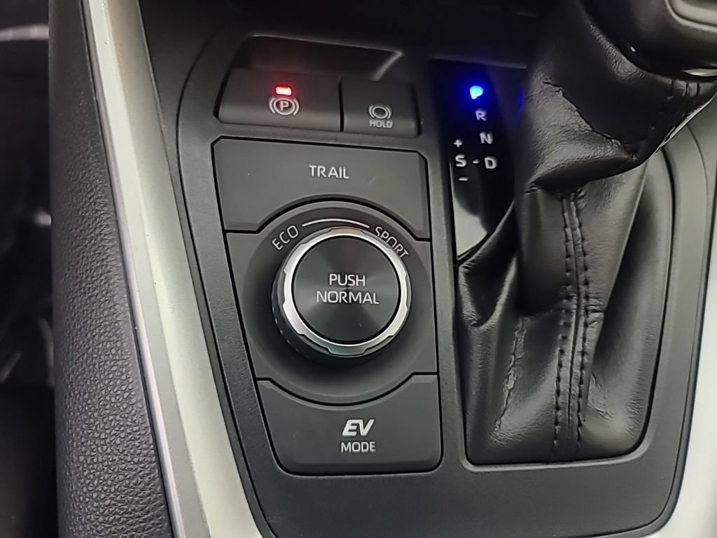 Used 2021 Toyota RAV4 XLE AWD/4WD image 34