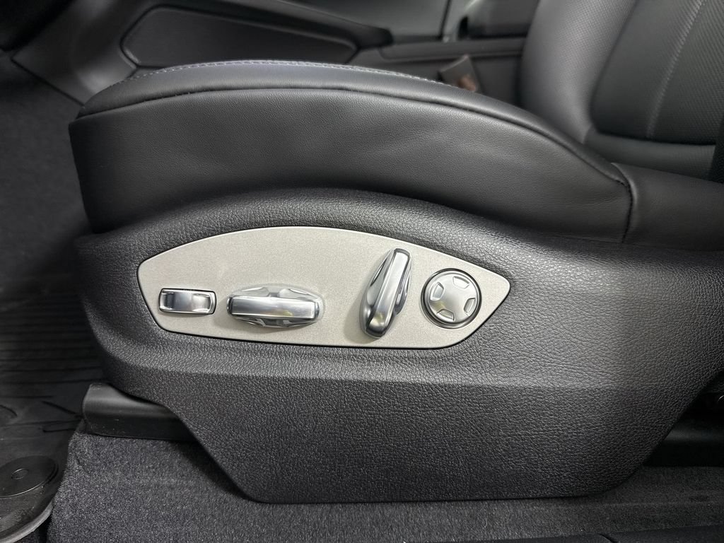 New 2026 Porsche Macan AWD/4WD image 39