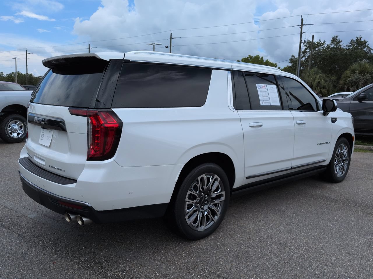 Used 2023 GMC Yukon XL Denali Ultimate AWD/4WD image 5