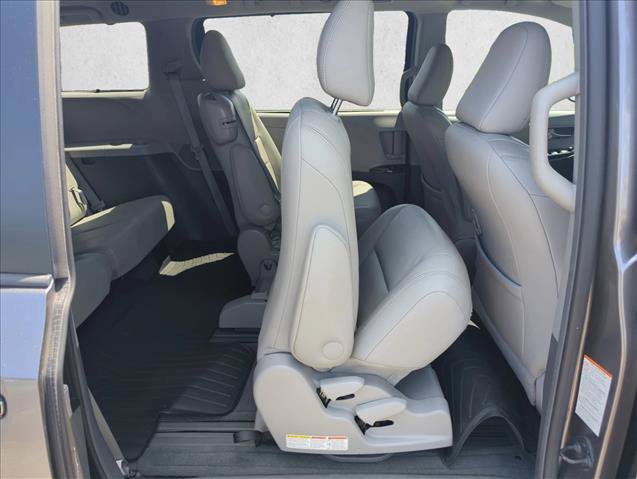 Used 2015 Toyota Sienna XLE Premium FWD image 28