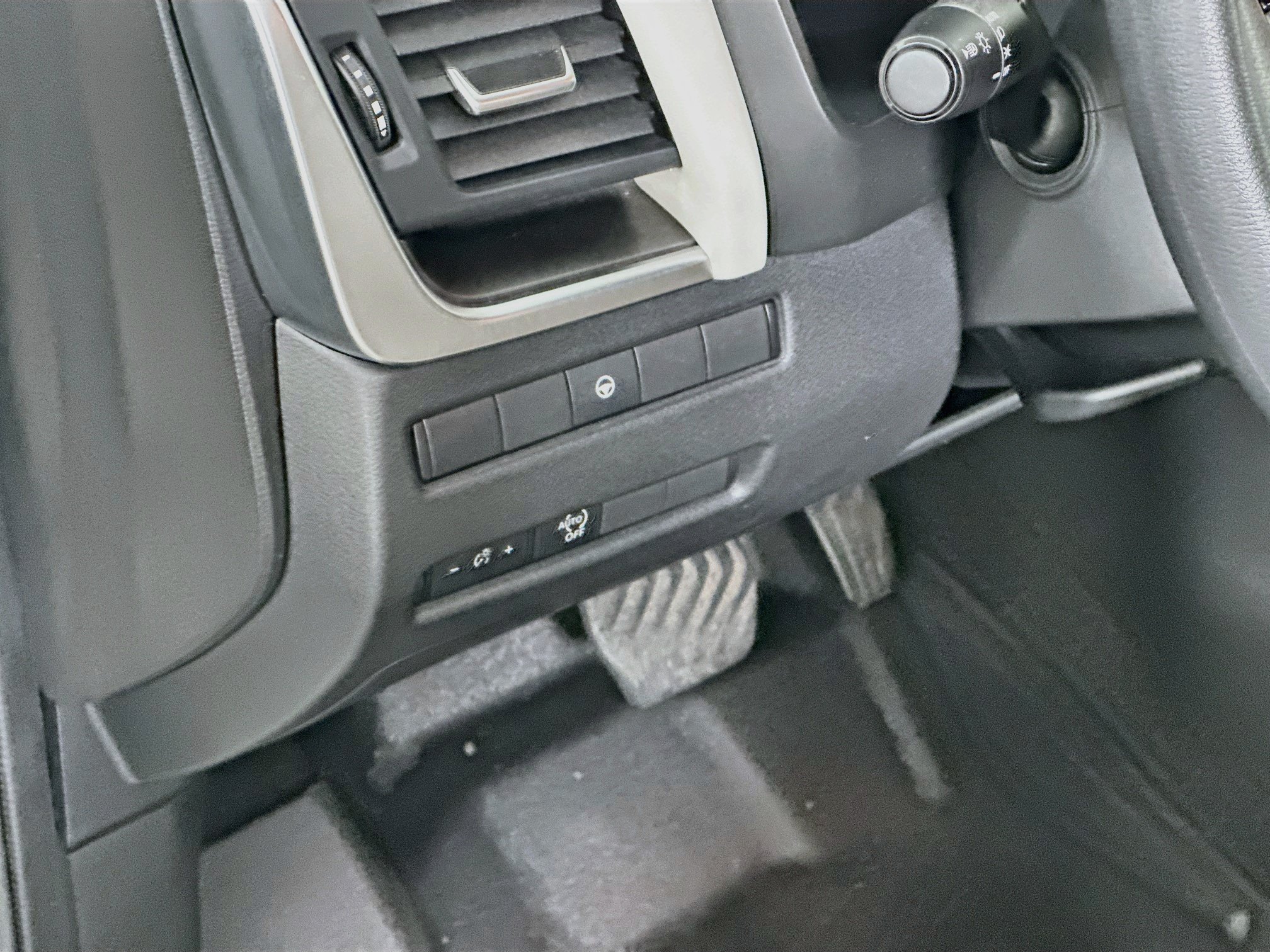 Used 2023 Nissan Rogue SV FWD image 17