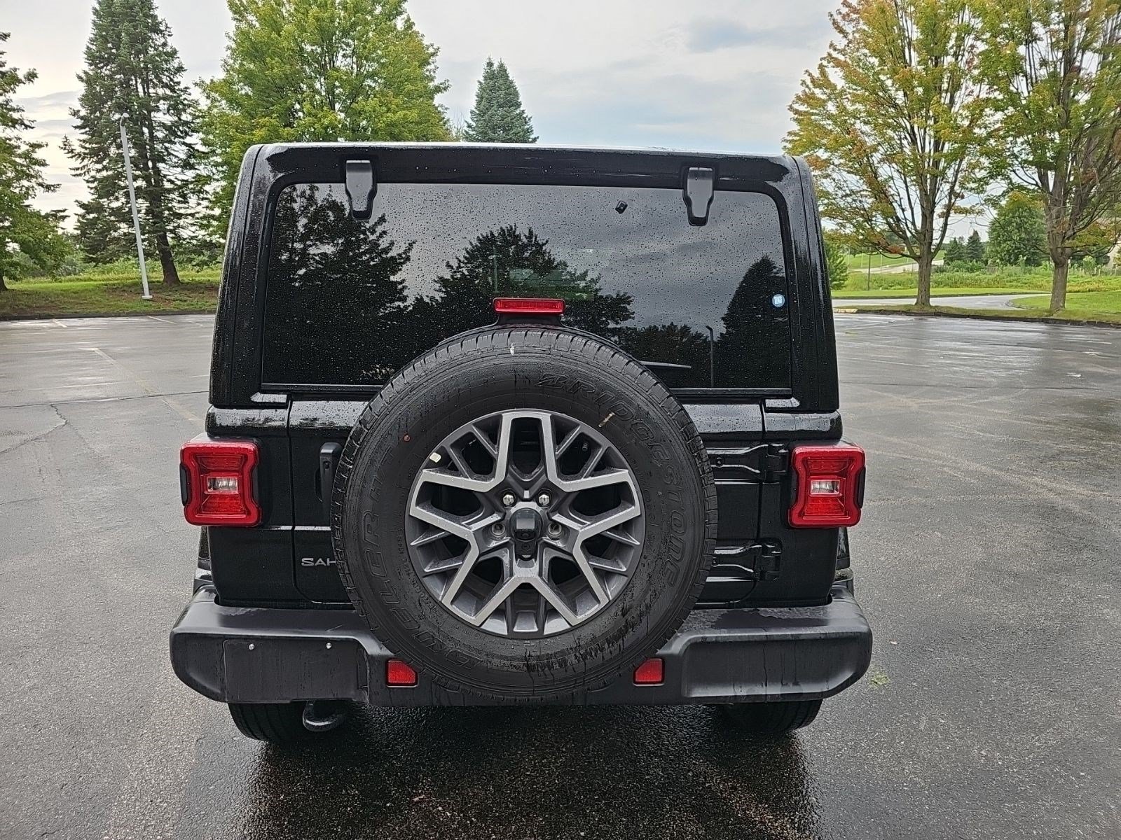 Used 2025 Jeep Wrangler Unlimited Sahara AWD/4WD image 5
