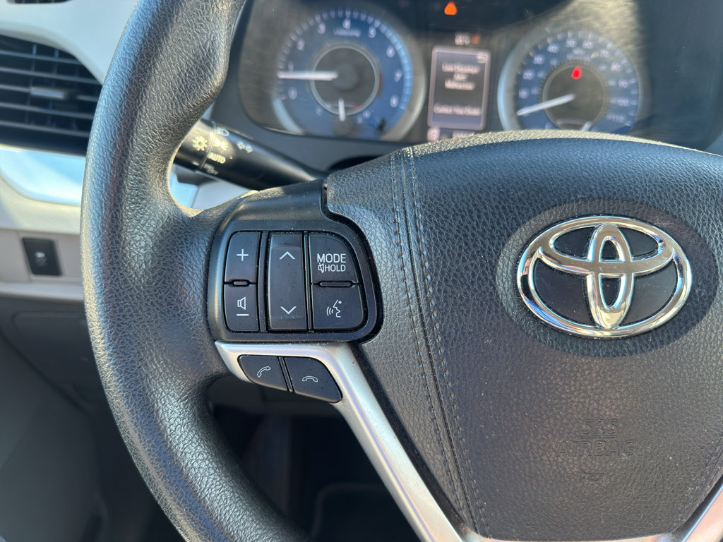 Used 2020 Toyota Sienna L image 18