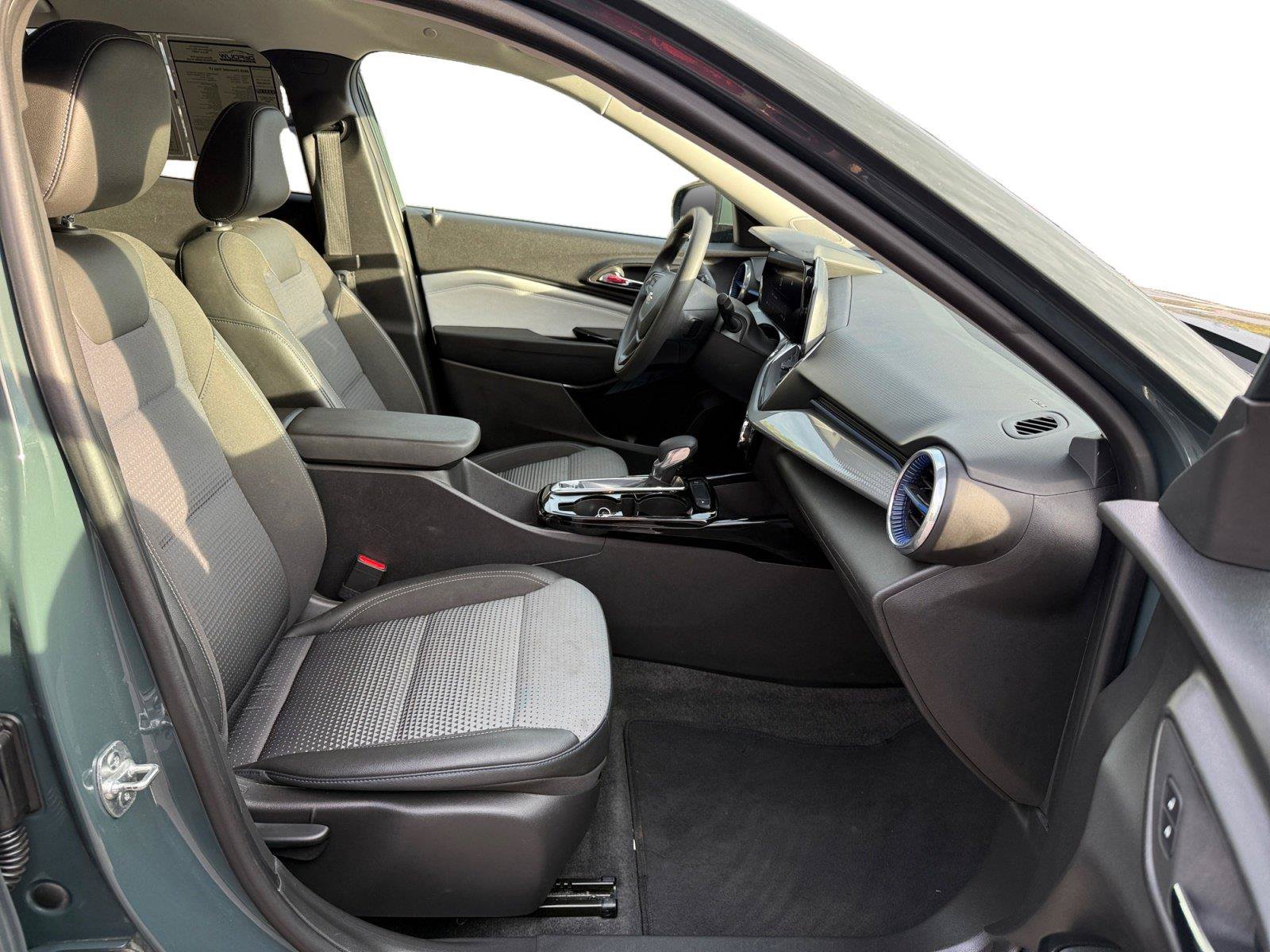 Used 2025 Chevrolet Trax LT FWD image 26