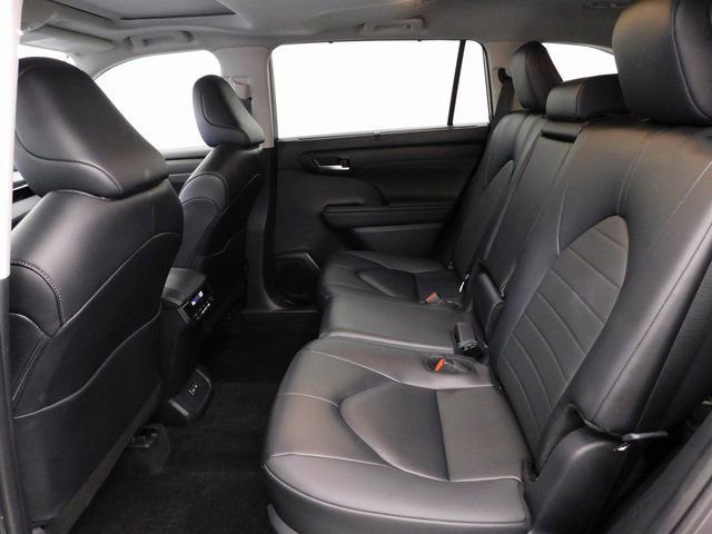 Used 2025 Toyota Highlander XLE image 29