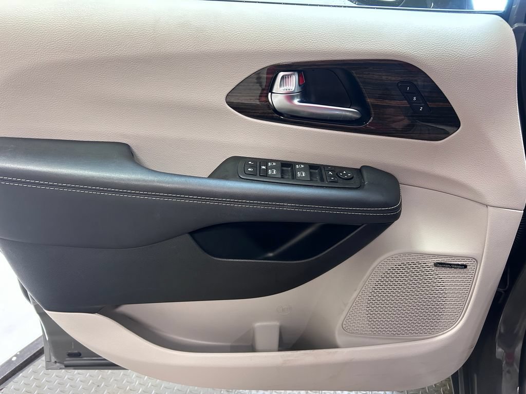 Used 2023 Chrysler Pacifica Limited w/ Uconnect Theater Family Group AWD/4WD image 4