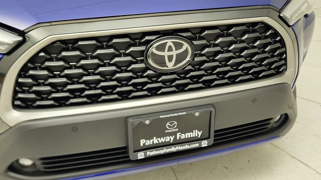 Used 2025 Toyota Corolla Cross XLE w/ Convenience Package FWD image 31