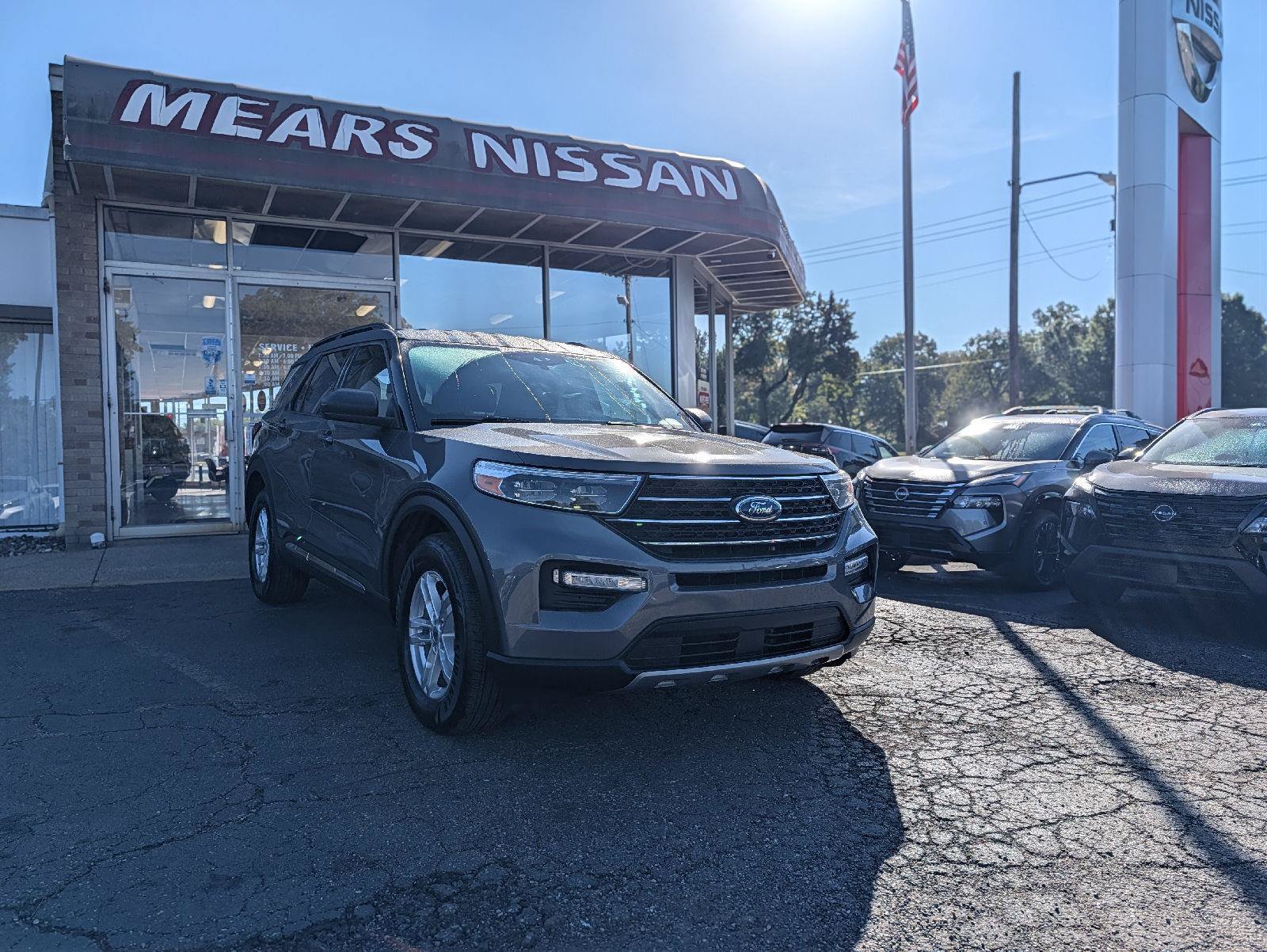 Used 2021 Ford Explorer XLT w/ Equipment Group 202A AWD/4WD image 13