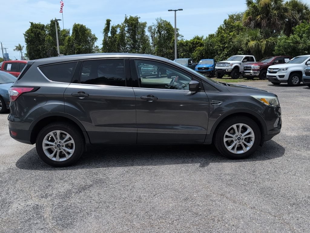 Used 2017 Ford Escape SE FWD image 2