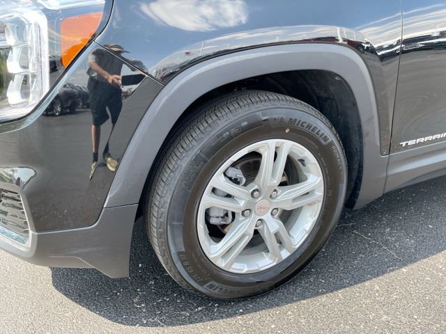 Used 2024 GMC Terrain SLE w/ Driver Convenience Package FWD image 8