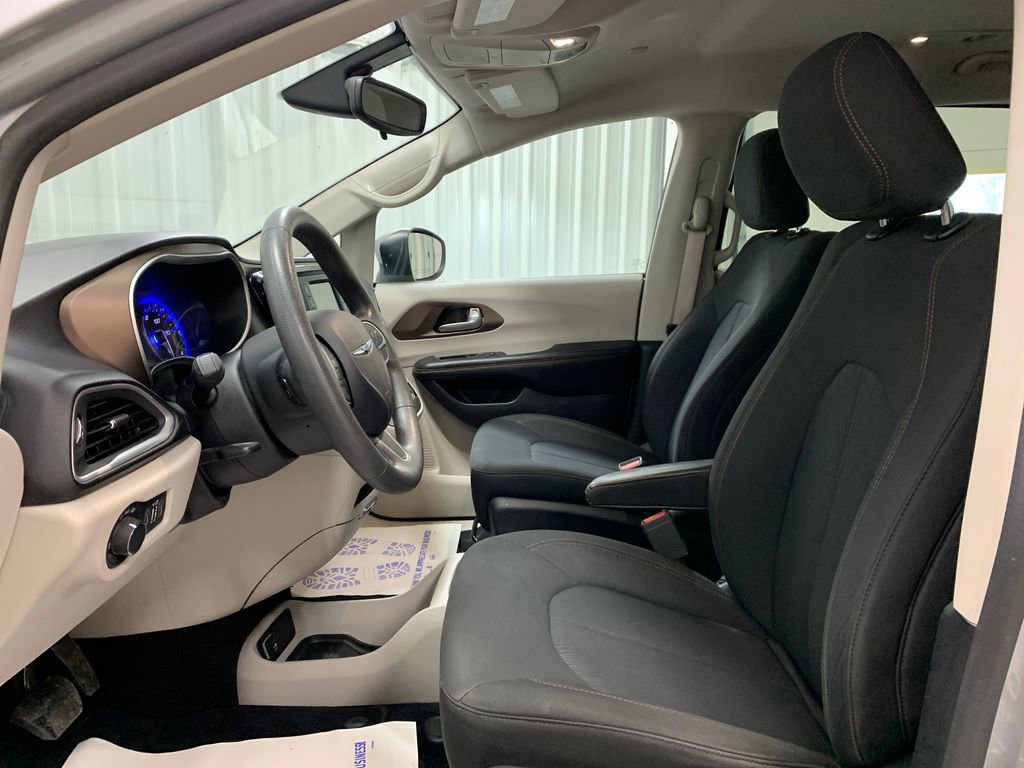 Used 2017 Chrysler Pacifica LX image 15