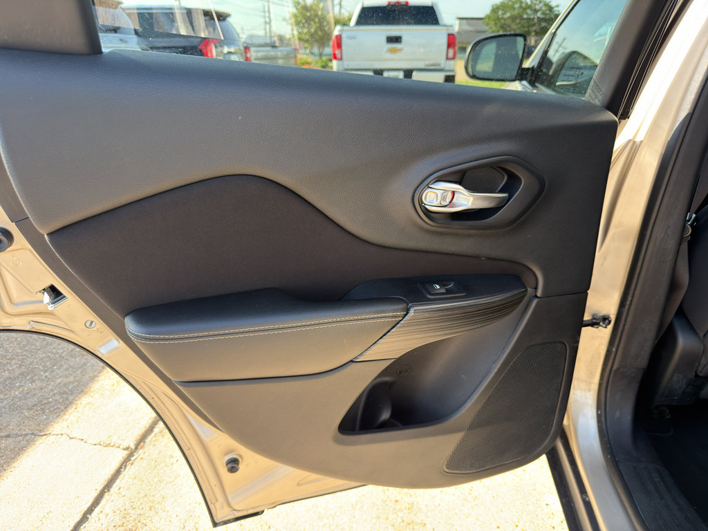 Used 2015 Jeep Cherokee Latitude FWD image 29