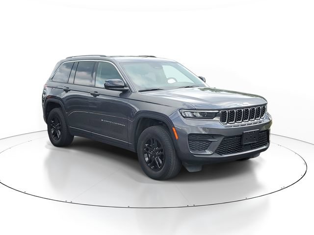 Used 2022 Jeep Grand Cherokee Laredo w/ Luxury Tech Group I AWD/4WD image 2