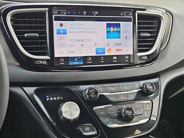 Used 2025 Chrysler Pacifica Select FWD image 11