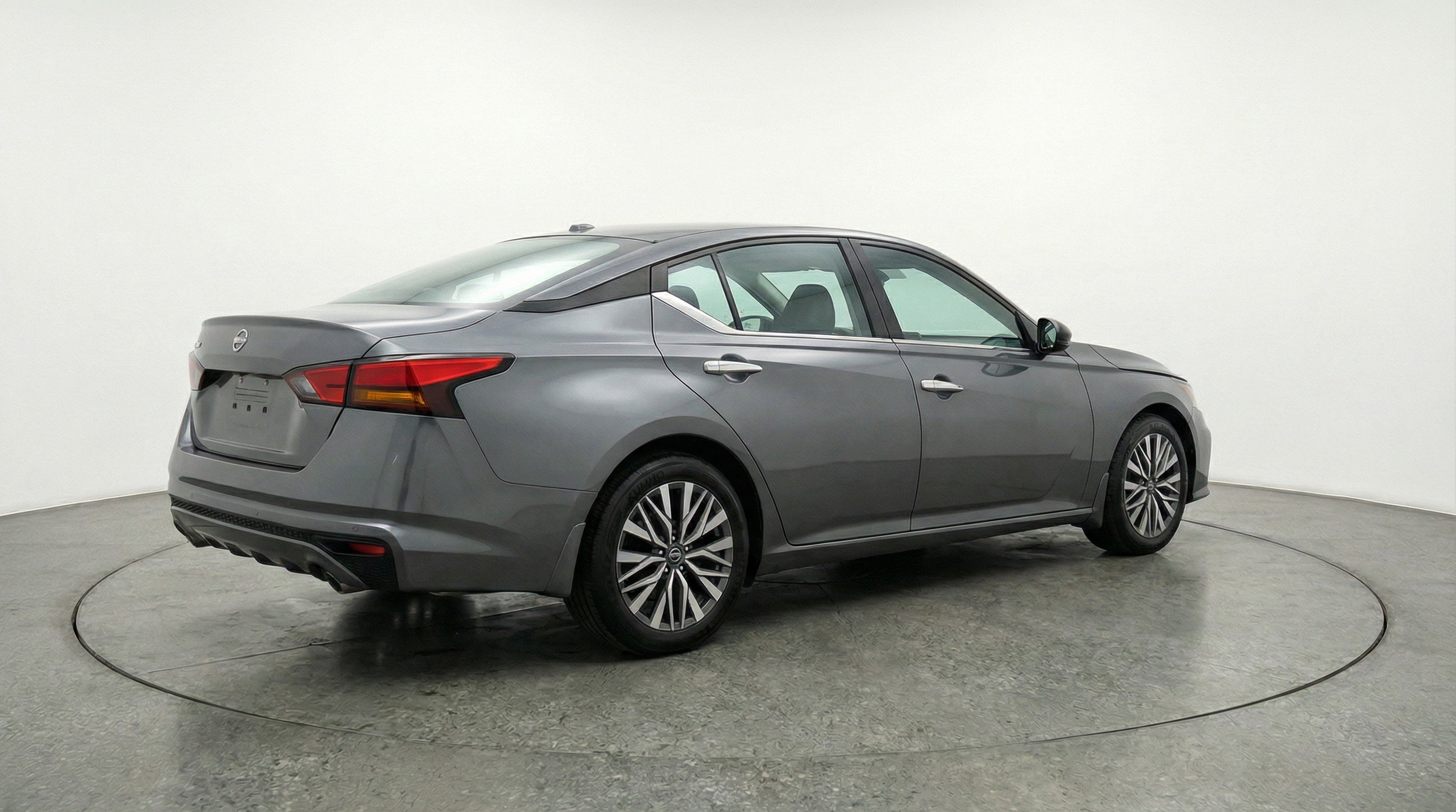 Used 2025 Nissan Altima 2.5 SV image 9