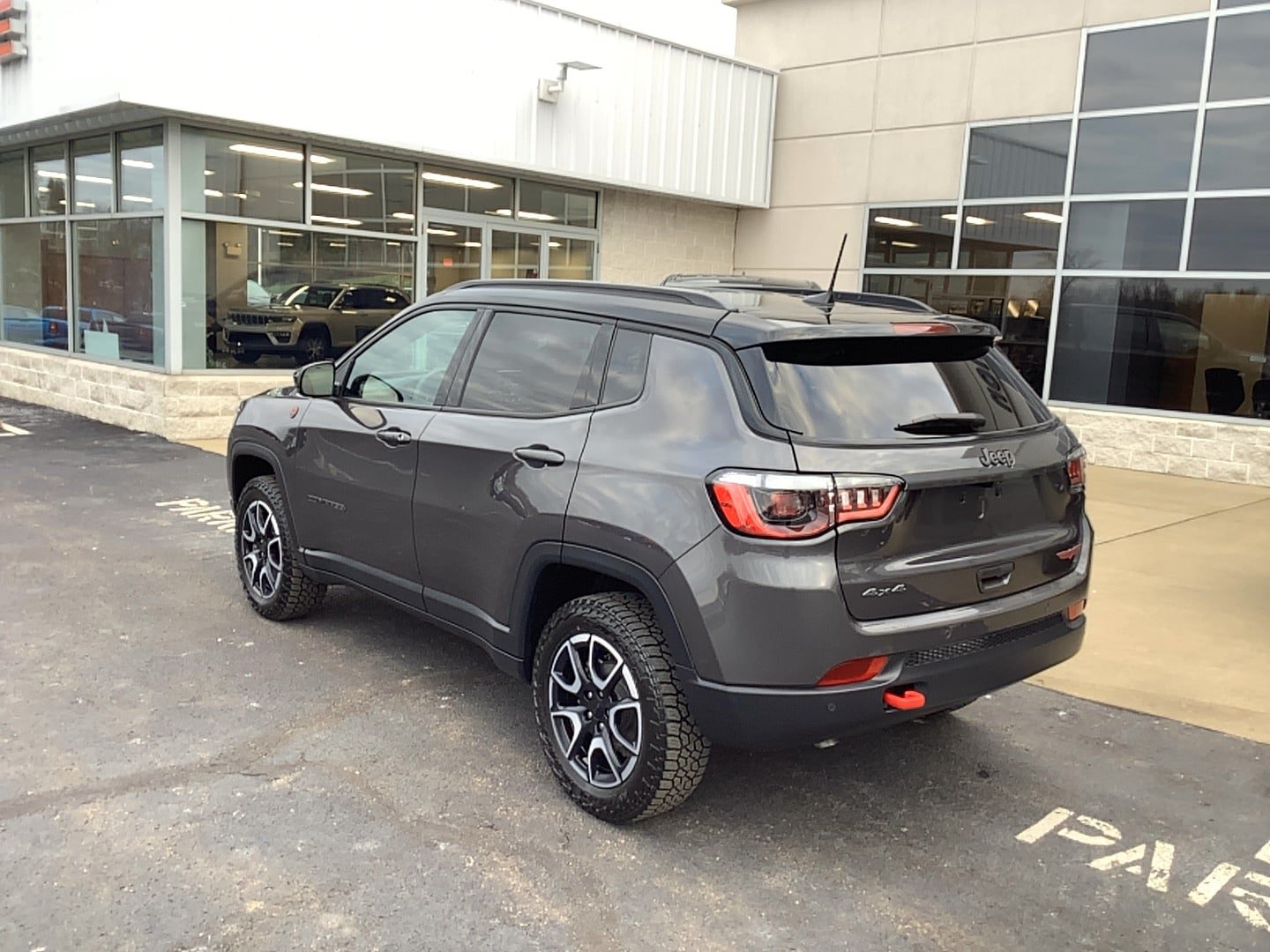 Used 2024 Jeep Compass Trailhawk w/ Trailhawk Convenience Group AWD/4WD image 7