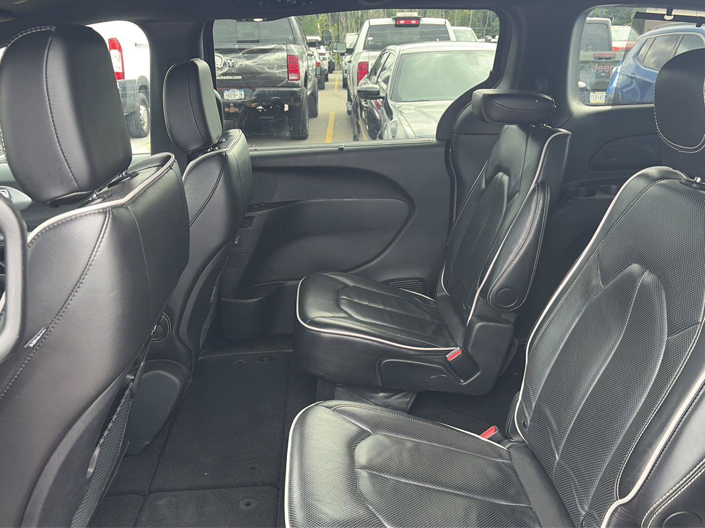 Used 2025 Chrysler Pacifica Limited FWD image 6