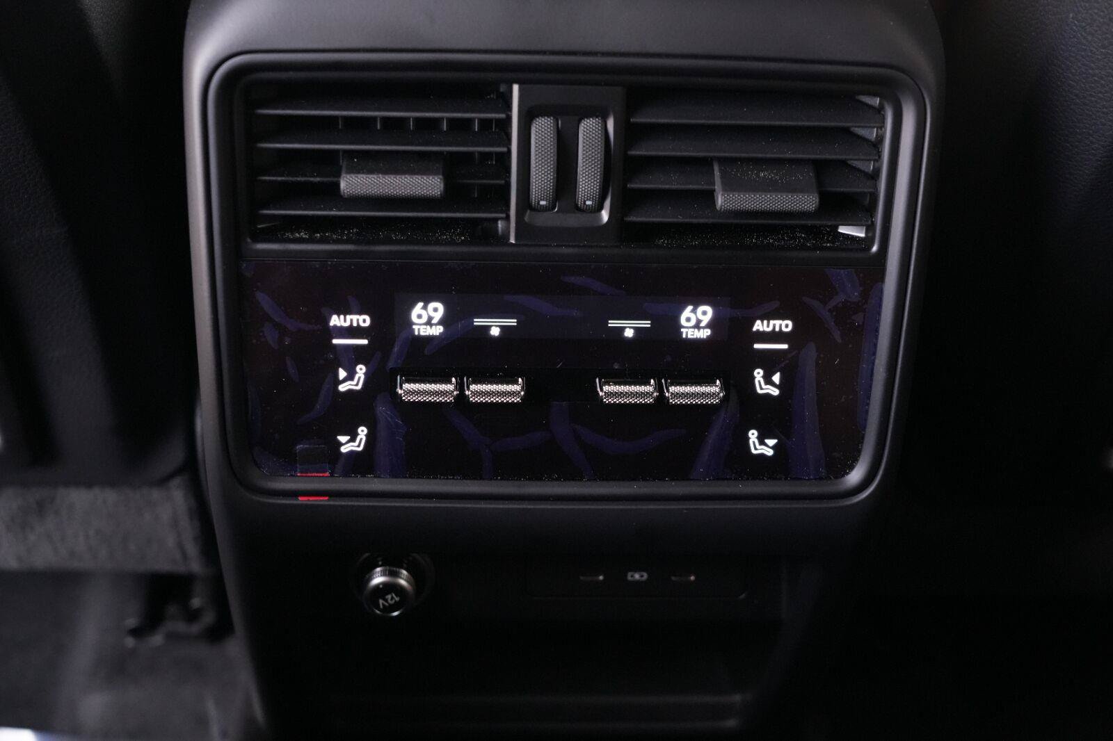 Used 2024 Porsche Cayenne AWD/4WD image 17