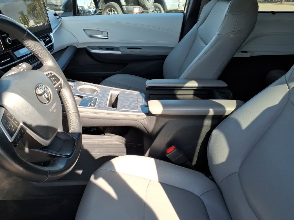 Used 2025 Toyota Sienna XLE FWD image 15