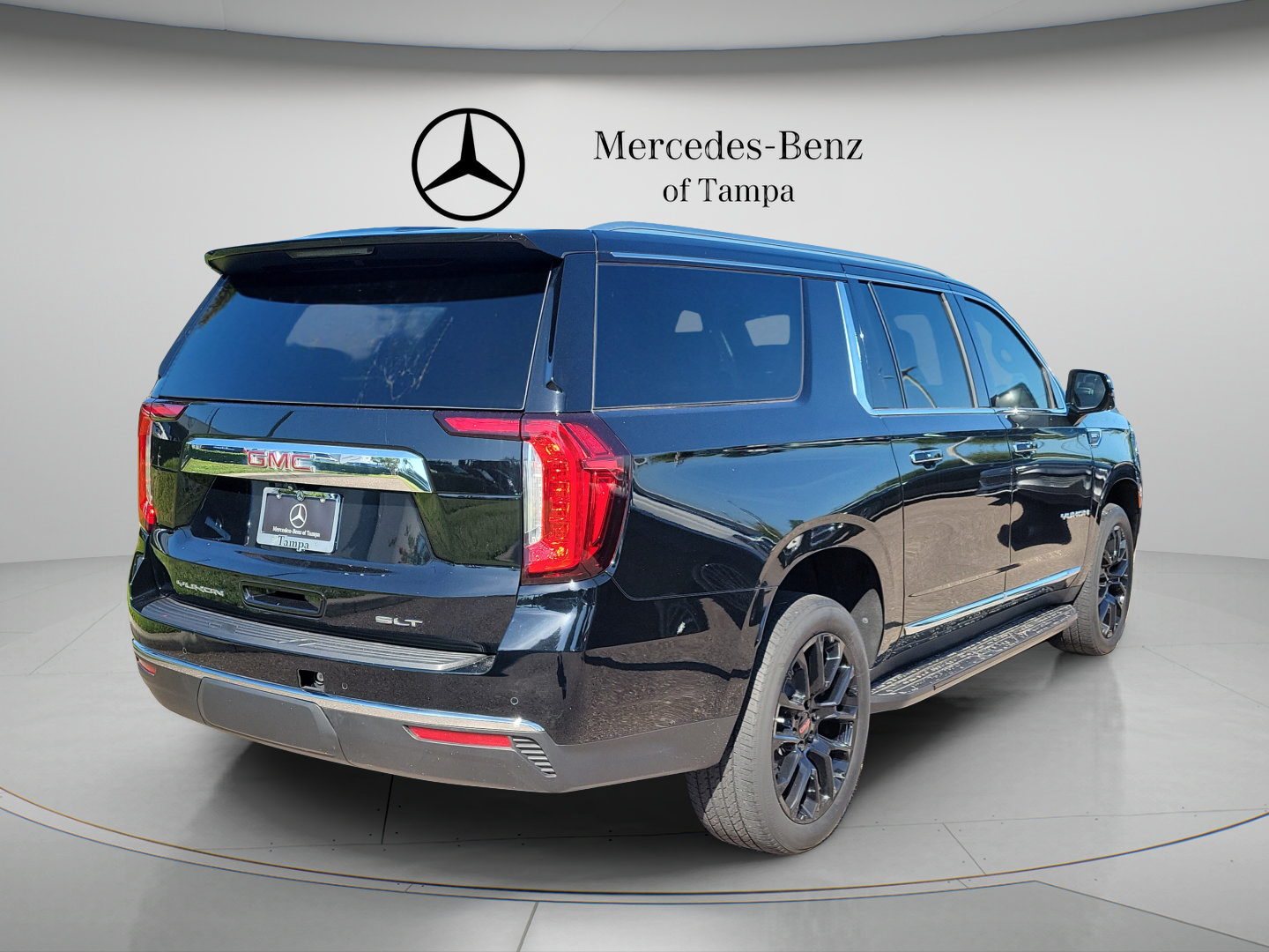 Used 2023 GMC Yukon XL SLT w/ SLT Luxury Package AWD/4WD image 3