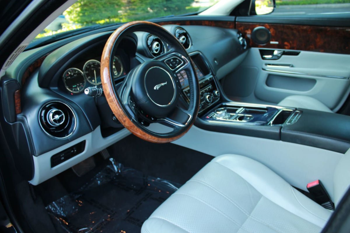 Used 2012 Jaguar XJ RWD image 10