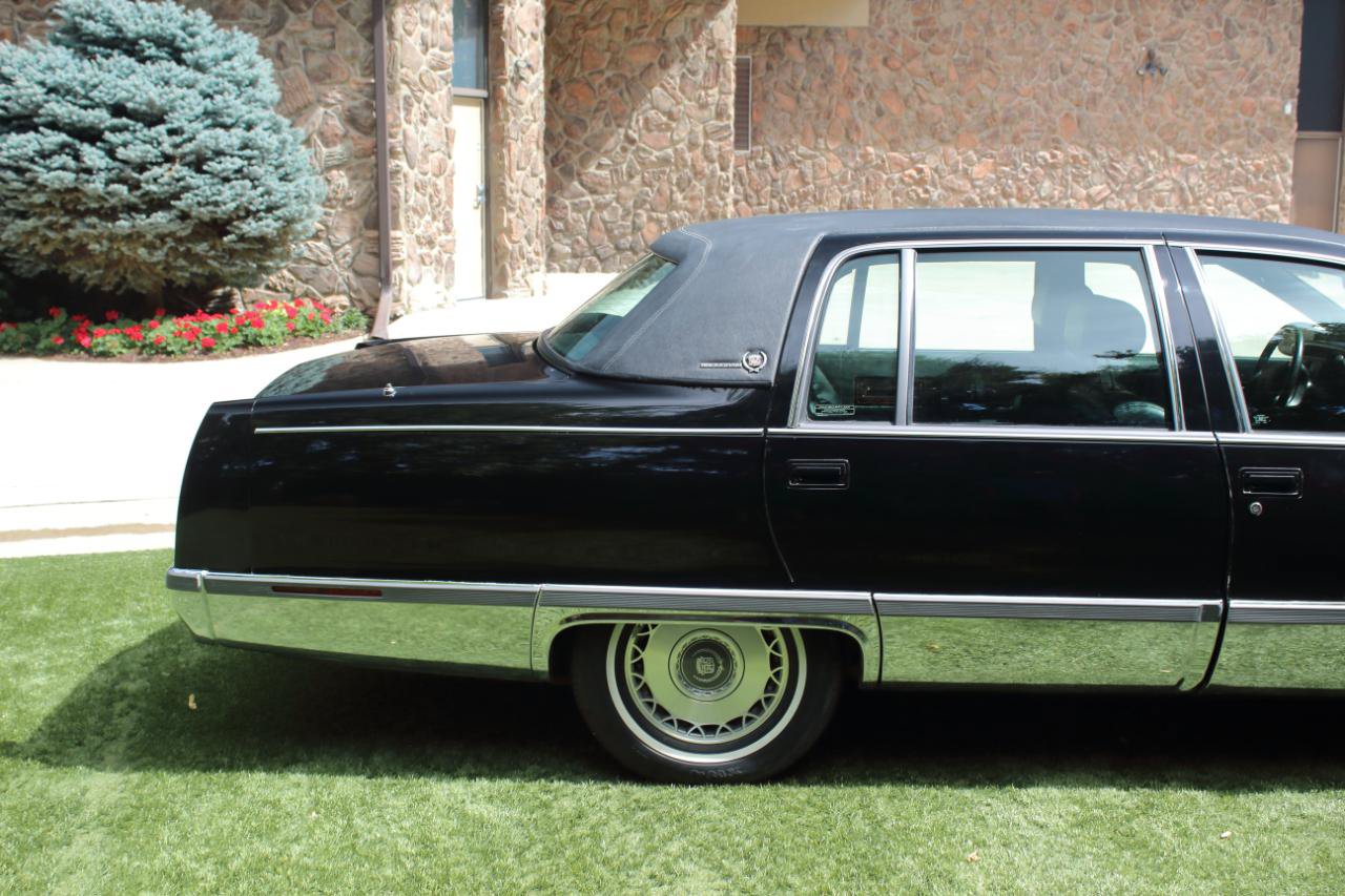 Used 1996 Cadillac Fleetwood Brougham RWD image 18