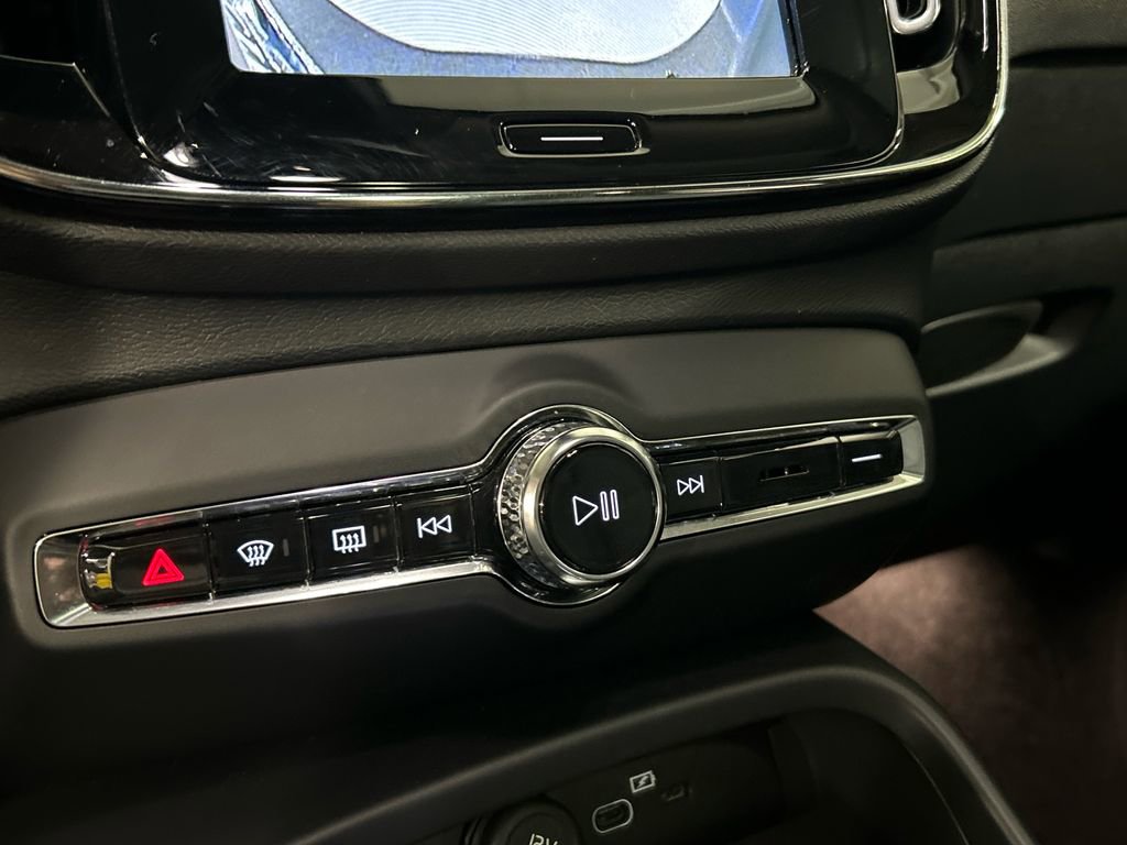 Certified 2023 Volvo XC40 B5 Plus w/ Protection Package Premier image 18