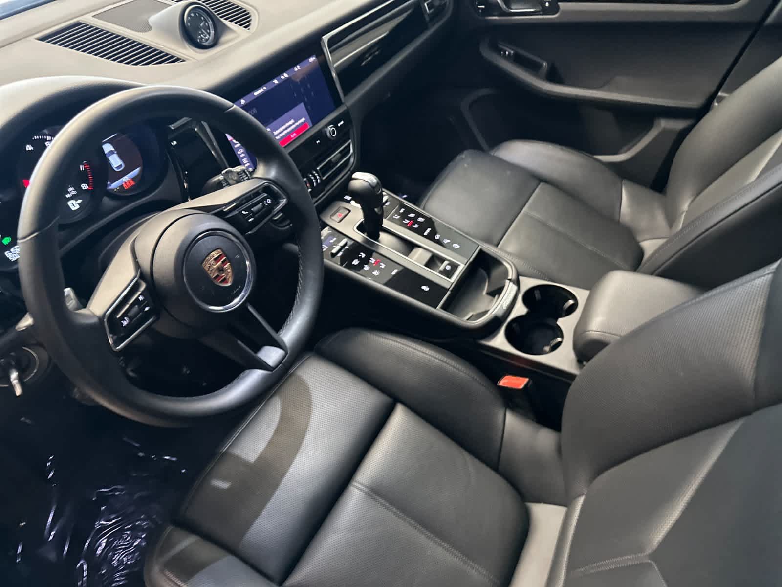 Certified 2025 Porsche Macan AWD/4WD image 4