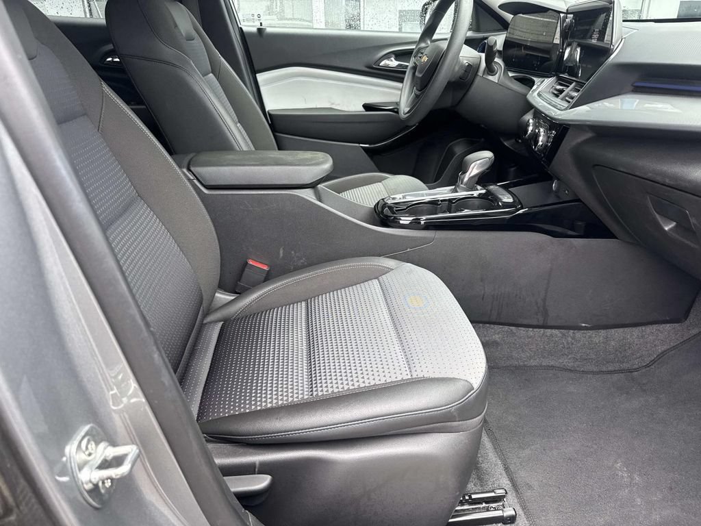 Used 2025 Chevrolet Trax LT FWD image 12