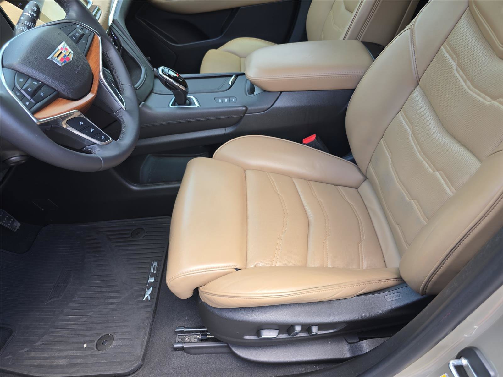 Used 2017 Cadillac XT5 Platinum AWD/4WD image 21
