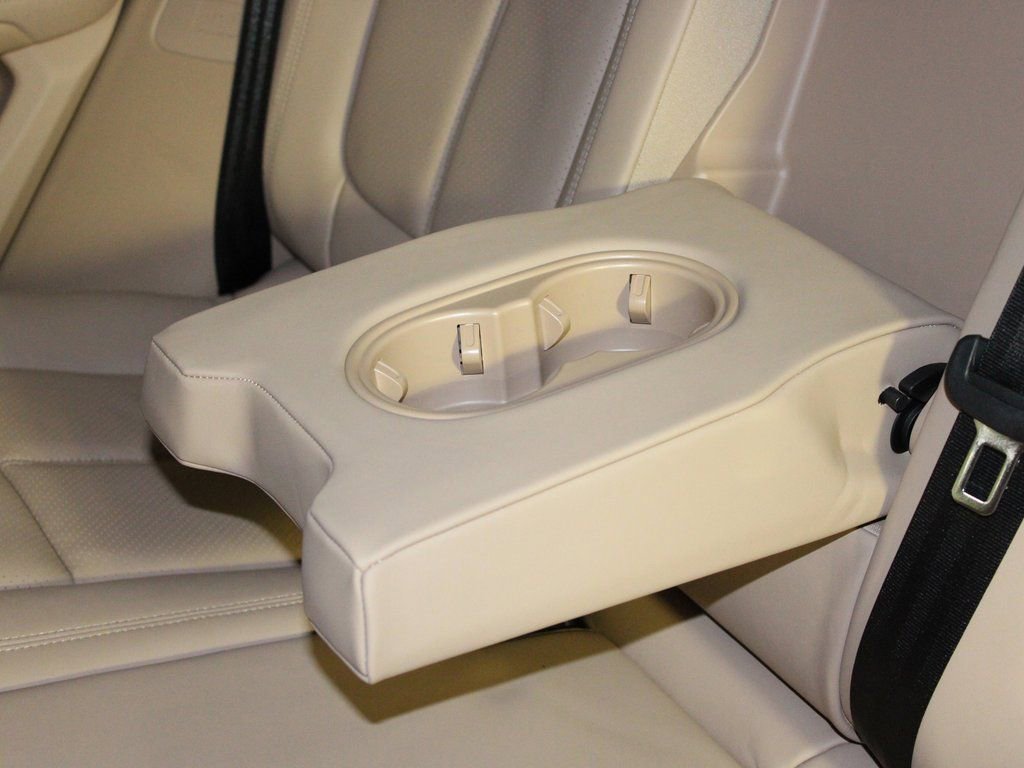 Certified 2025 Porsche Macan AWD/4WD image 33