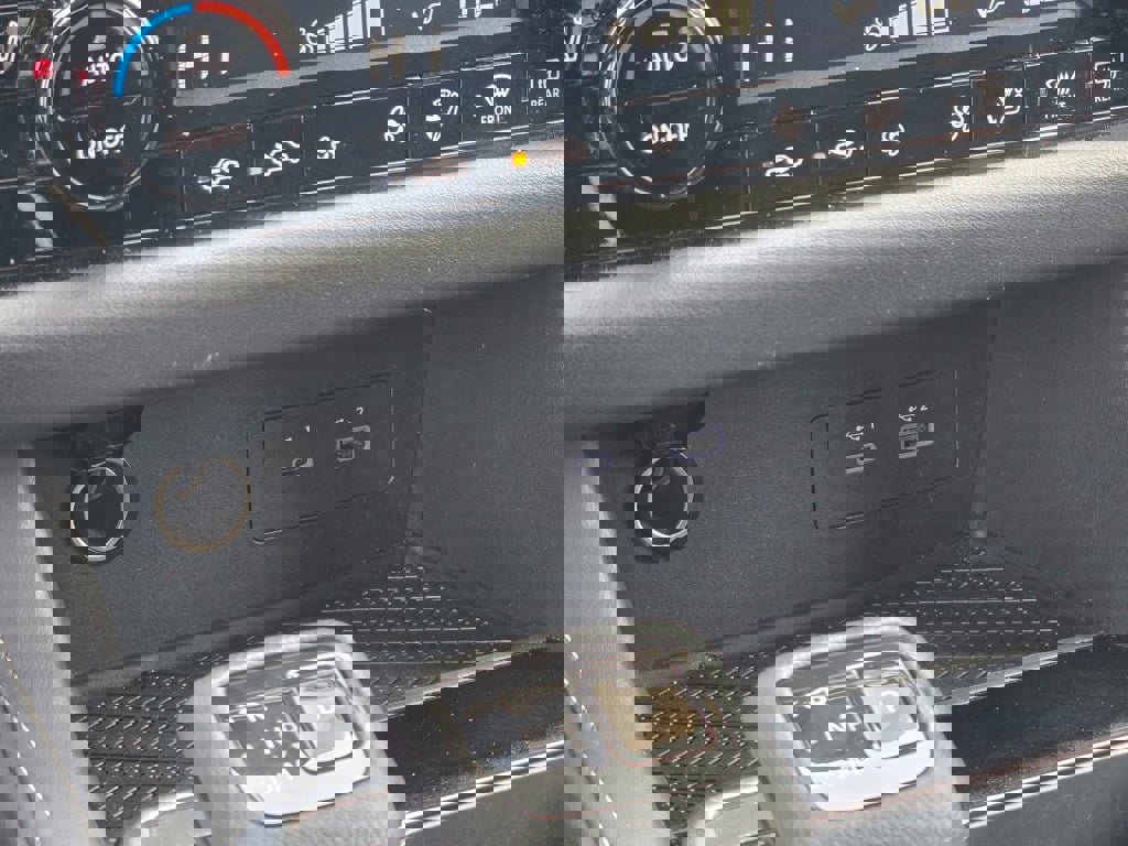 Used 2025 Nissan Pathfinder SV image 30