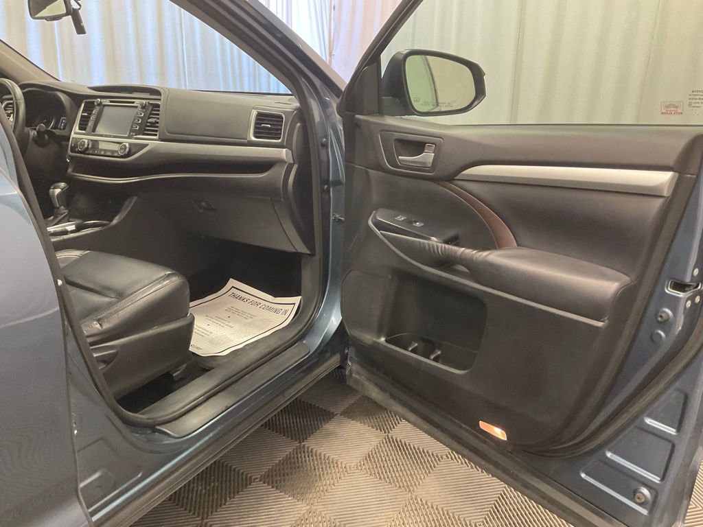 Used 2016 Toyota Highlander XLE AWD/4WD image 34