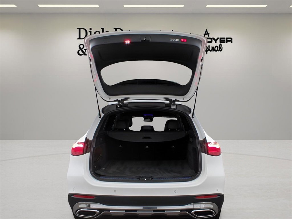 Used 2024 Mercedes-Benz GLC 300 4MATIC image 3