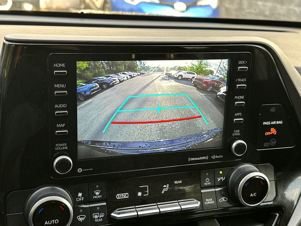 Used 2021 Toyota Highlander LE AWD/4WD image 25