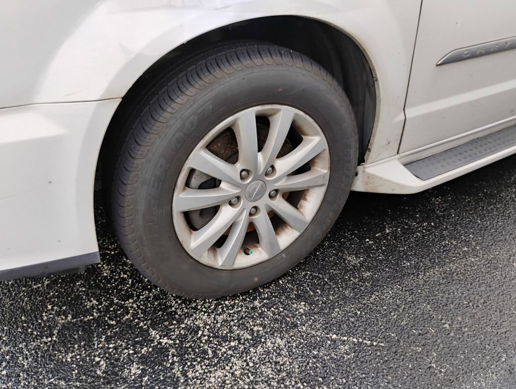 Used 2015 Chrysler Town & Country Limited Platinum image 11