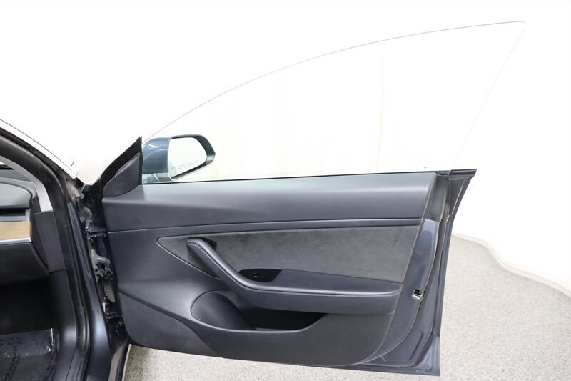 Used 2020 Tesla Model 3 Standard Range RWD image 19