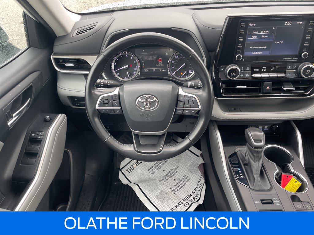 Used 2022 Toyota Highlander XLE AWD/4WD image 23