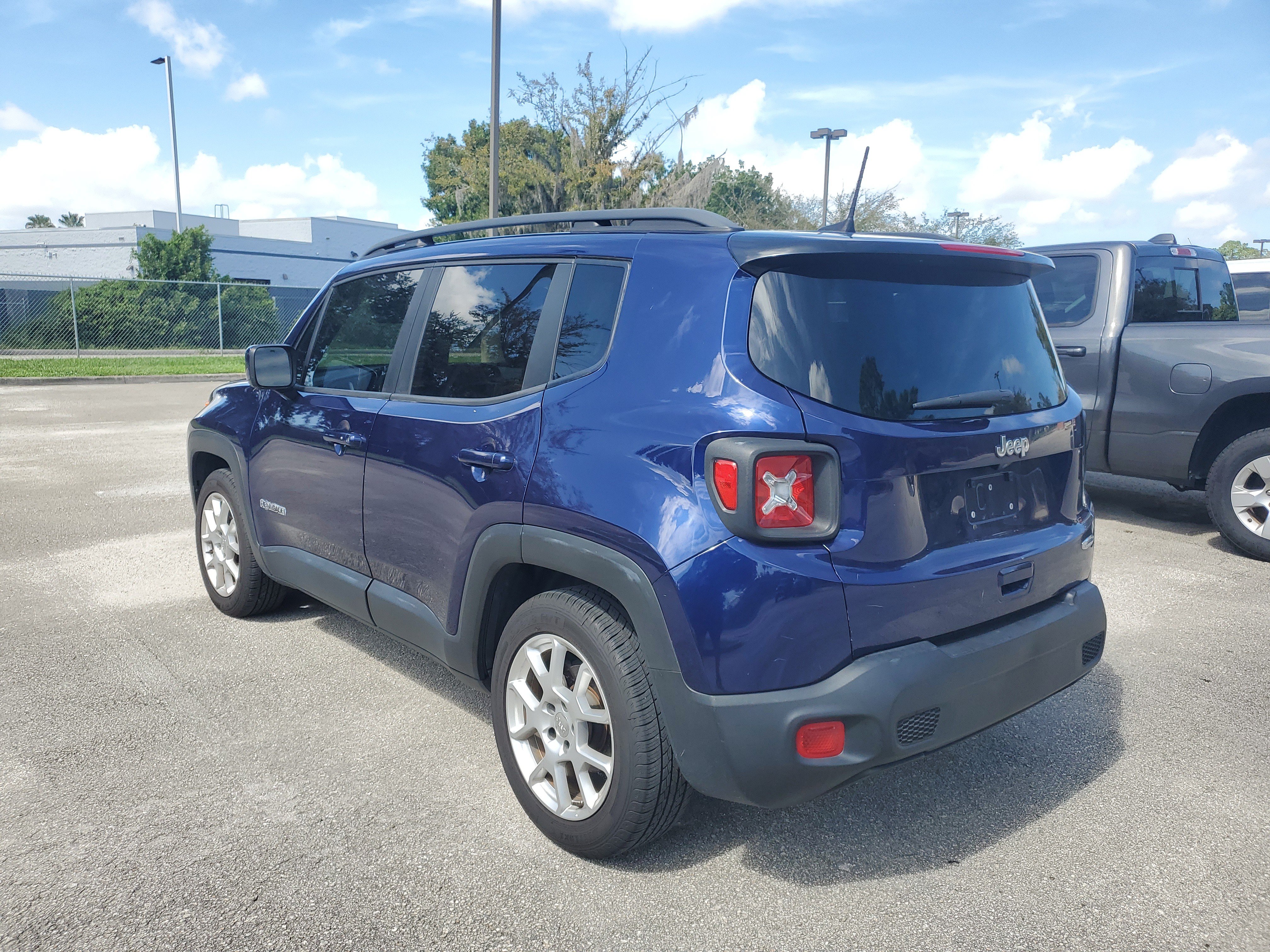 Used 2019 Jeep Renegade Latitude FWD image 4